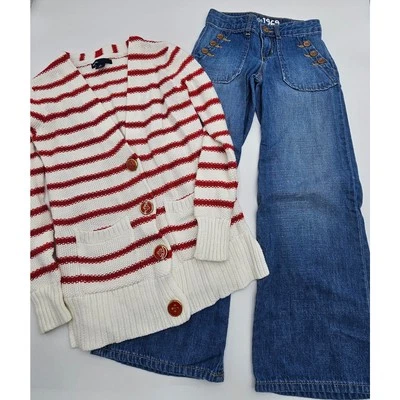Suéter Gap para niña talla 6/7 rojo y blanco con jeans marineros a juego Foto 1 de 4