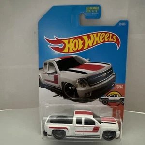 Hot Wheels Chevy Silverado 2017 blanco HW camiones calientes nuevos sellados - Imagen 1 de 3