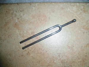 2 Stimmgabeln Stimmgabel 440 hz A + antike Stimmgabel - Bild 1 von 3