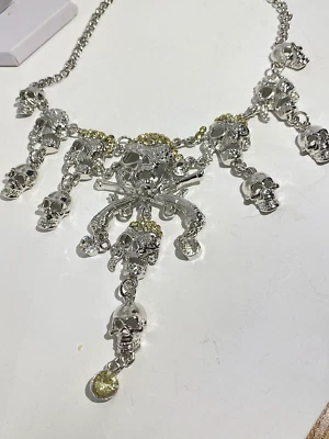 COLLAR CALAVERAS PIRATAS PISTOLAS CRUZADAS MAGNÍFICO PLATEADO CALAVERAS Foto 1 de 4