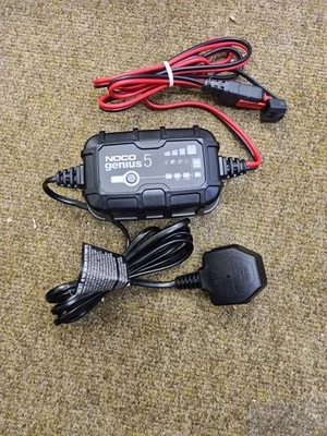 6v 12v 5A NOCO GENIUS5UK Genius 5 Car Bike Fully Auto+MSmart.Charger. Not Workg - Image 1 of 3