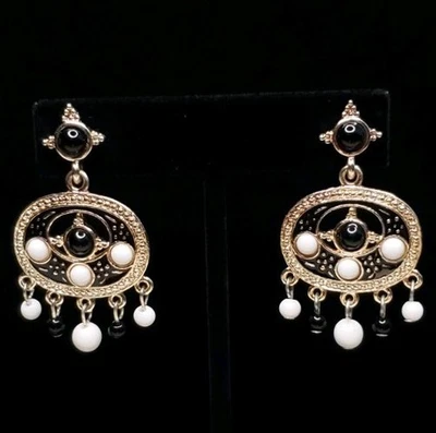 Pendientes con poste de araña con cuentas negras/blancas y esmalte negro/blanco tono plata Foto 1 de 4