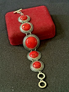 Silberfarbenes großes rotes Cabochon Lucite Armband mit Knebelverschluss - Bild 1 von 9