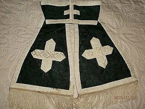 ANCIENNE MANIPULE/TISSUS DAMASSé NOIR /COLLECTION/MESSE/chasuble/aube/PRETRE - Picture 1 of 3