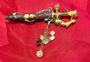 Broche Kirks Folly Pin Hada Caballero Espada Daga Pixie Sprite Místico - Imagen 1 de 8