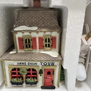 Departmant 56 New England Village "Ann Shaw Toys" - Imagen 1 de 5