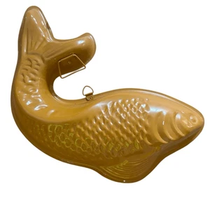 Molde de comida gelatina colgante de pared de metal amarillo vintage con forma de pez - Imagen 1 de 6