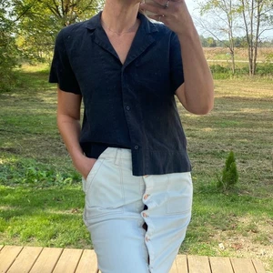 Camisa Everlane negra manga corta abotonada lino - Imagen 1 de 6