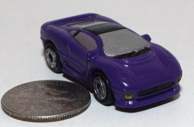 Pequeña micro máquina de plástico Jaguar XJ-220 en púrpura con techo negro Foto 1 de 4