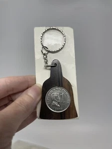 1980 REPUBLIKA NG PILIPINAS 1 Piso coin In Wood Keychain Circulated. - Picture 1 of 2