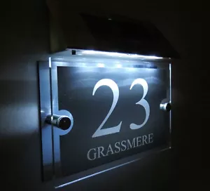 Modern Beleuchtete Solar Hausnummer Hausnummernschild 1-9999 Straßenname LED - Bild 1 von 7