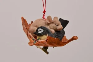 Charming Tails Silvestri Catching ZZZ's 82/102 Mouse Bird taking Nap in Leaf - Picture 1 of 6