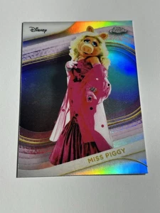2025 Topps Chrome Disney Miss Piggy Refractor Live Action - Bild 1 von 4