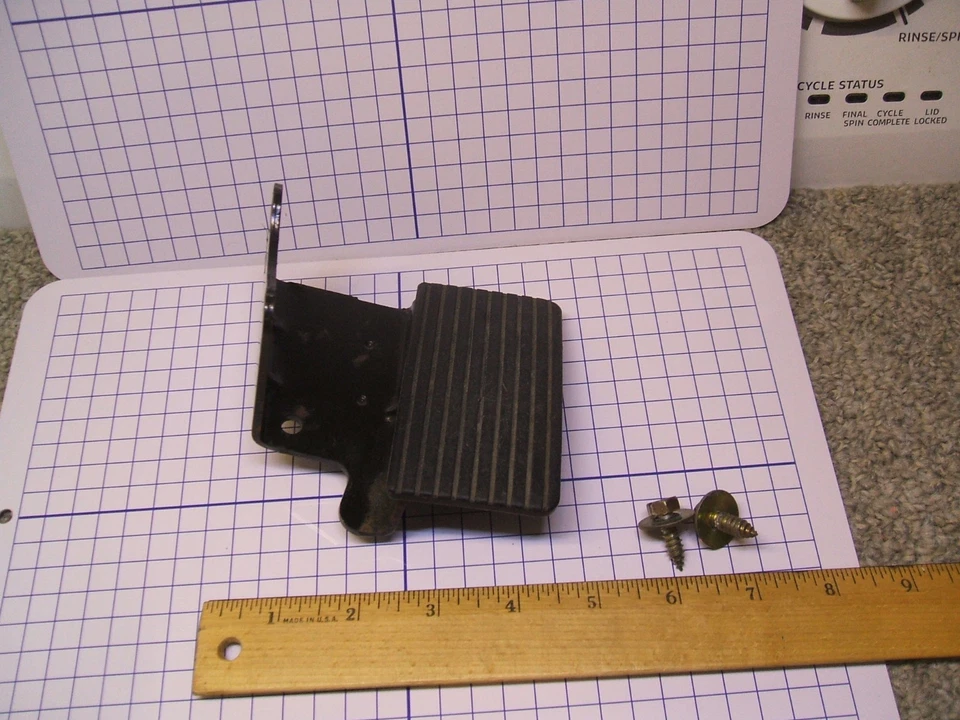 2000 MUSTANG GT CONVERTIBLE 4.6 DEAD PEDAL FOOT REST WITH SCREWS - Imagem 1 de 4