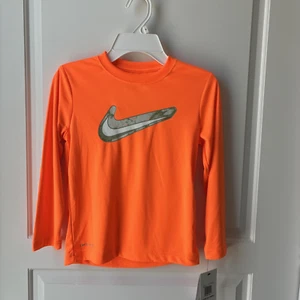 NIKE Boys Dri-Fit Long Sleeve Logo T- Shirt -Size Med 5/6 -Orange- NWT - Picture 1 of 6
