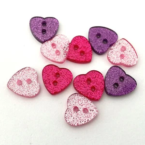 10 pink rosa lila Mix Glitzer Herz Knöpfe 12x13mm Knopf Kinderköpfe Glitter - Bild 1 von 2