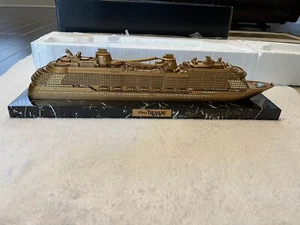 Neu CAPTAIN SIGNIERT Disney Cruise Line DCL Treasure Schiffsmodell Eröffnung Gold 20 Zoll - Bild 1 von 24