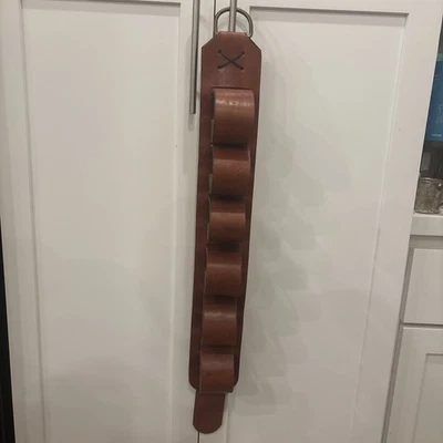 Carrito duradero de cuero marrón hecho a mano con estante para vino colgante de seis botellas Foto 1 de 4