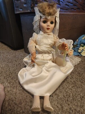 Muñeca de moda vintage de Eegee en traje de novia Foto 1 de 4