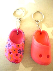2 Stück Schlüsselanhänger - Croc / Badelatschen/Hausschuh ROSA + mit BLUMEN - Bild 1 von 1