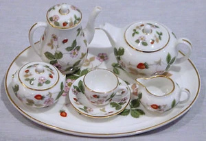 WEDGWOOD WILD STRAWBERRY MINI / MINIATURE 10 PIECE TEA COFFEE SET NEW - Picture 1 of 11