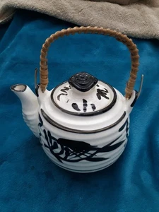 Teekanne aus Japan, schwarz & weiß 5,5" hoch (25307) - Bild 1 von 5