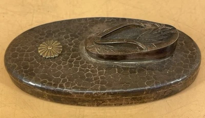 Caja de caramelos de plata Meiji imperial japonesa con Geta Foto 1 de 4