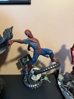 Figura Spider-Man Premium Format™ de Sideshow Collectibles  Foto 1 de 4