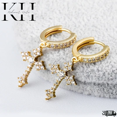 Pendientes de aro colgantes enchapados en oro helado de 14K para hombre con cruz Huggie Foto 1 de 4