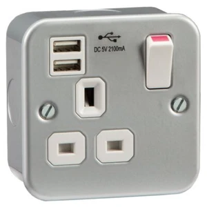 Toma conmutada de 1 banda revestida de metal 13A y 2 puertos de cargador USB 5V - hogar, negocios - Imagen 1 de 1
