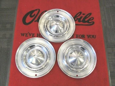 1957 Oldsmobile 88 98 Used 14 Inch Standard Wheel Cover Set (3) Foto 1 de 4