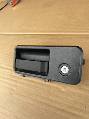 Manija de puerta delantera derecha lado del conductor para camión Volvo VNL fabricante de equipos originales Foto 1 de 4