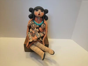 Carol Lucero Gachupin Handarbeit und signiert "Geschichtenerzähler" Tonfigur Jemez Pueblo - Bild 1 von 9