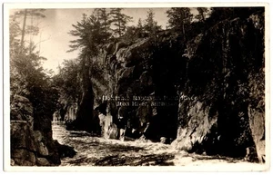 Tarjeta postal Iron River, Michigan 1939 RPPC, carreras de caballos rápidos en Paint River - Imagen 1 de 2
