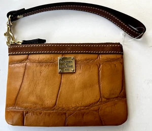 Dooney and Bourke Damen Handgelenktasche Denison Clutch Kroko-Prägung Leder braun hellbraun - Bild 1 von 6