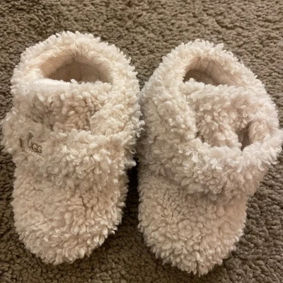 Bota UGG Bixbee Baby (tamanho 4/5) - Imagem 1 de 4