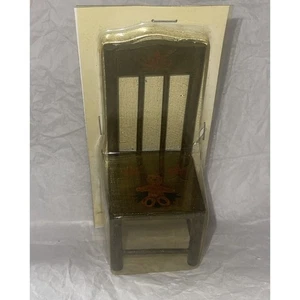 Silla de casa de muñecas miniatura vintage Russ & Berrie muebles de madera pintados a mano - Imagen 1 de 3