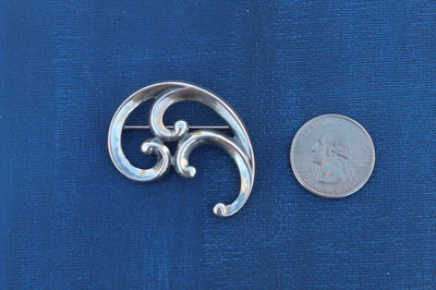 Broche prendedor James Avery Flourish de plata de ley 925 onda de remolino Foto 1 de 4