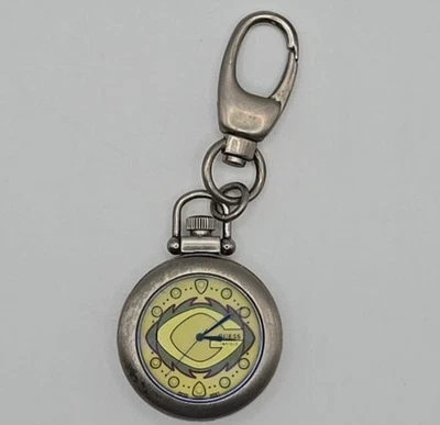 Reloj Bolsillo Guess Indiglo Tono Plata Esfera Multicolor 44mm Cuarzo Analógico Funciona Foto 1 de 4