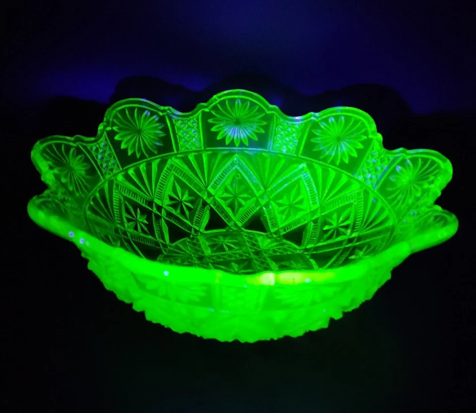 Ouraline ancien saladier en verre pressé moulé décor étoiles - Photo 1/4