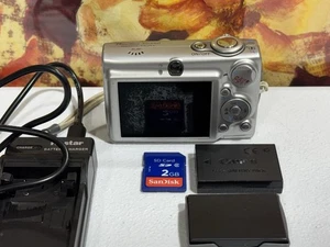 Canon PowerShot SD550 digitale ELPH-Kamera silber 7,1 MP 2 Akkus Ladegerät 2 GB SD - Bild 1 von 22