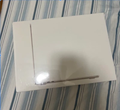 MacBook Air 13.6 inch starlight 256Gb 8Gb ram - Image 1 of 2