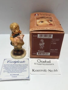 Estatuilla de arte coleccionable Goebel Hummel PIGTAILS Hum 2052 3,5" caja certificado de autenticidad IOP como nueva - Imagen 1 de 9