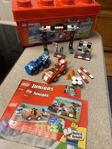 LEGO Juniors 10673 Auto da Corsa Rally Set Ritirato 100% Completo Include Scatola Plastica - Foto 1 di 7