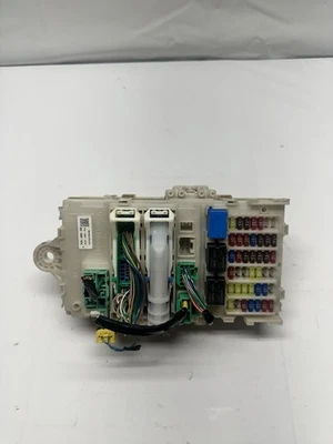 Panel de bloque de conexiones relé caja de fusibles cabina interior Honda Fit 15-20 Foto 1 de 4