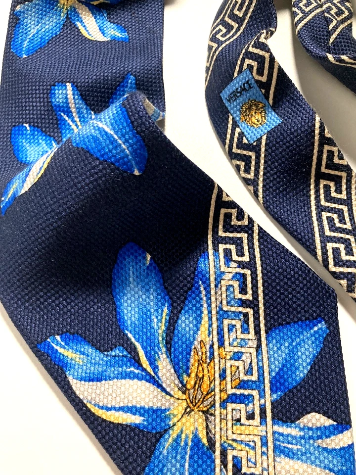 GIANNI VERSACE VINTAGE ANOS 90 FLORES DE LÍRIO BARROCO GRAVATA CHAVE GREGA FLORAL AZUL ITÁLIA - Imagem 1 de 4