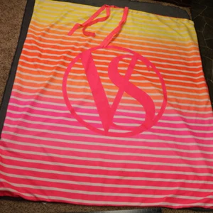 Coperta da spiaggia confezionabile Victoria's Secret con manico logo a righe rosa caldo 55x49 - Foto 1 di 22