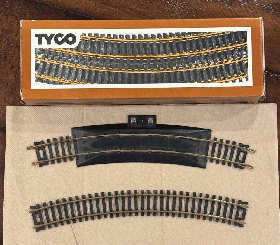 HO Vintage TYCO Sectional Track 18" Radius Curve - 10 pcs plus Term / Rerailer - Image 1 of 1