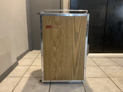 ¡Clásico vintage! en el estilo de una mini nevera resistente Coleman convertible refrigerador Foto 1 de 4
