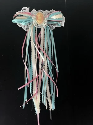 Clip Updo de moño de pelo grande hecho a mano de colección años 80/90 con serpentinas pastel Foto 1 de 4